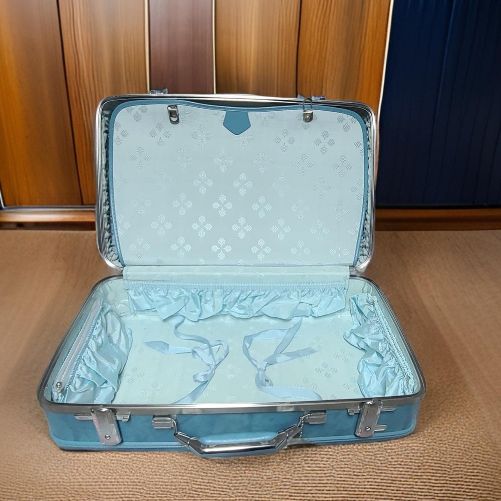 Vintage American Tourister Suitcase - Picture 3 of 3